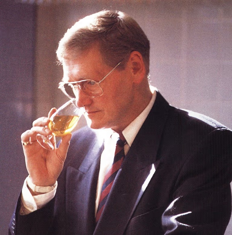 1994 Robert Hicks trở thành chuyên gia pha chế bậc thầy thứ 4 của ballantines
