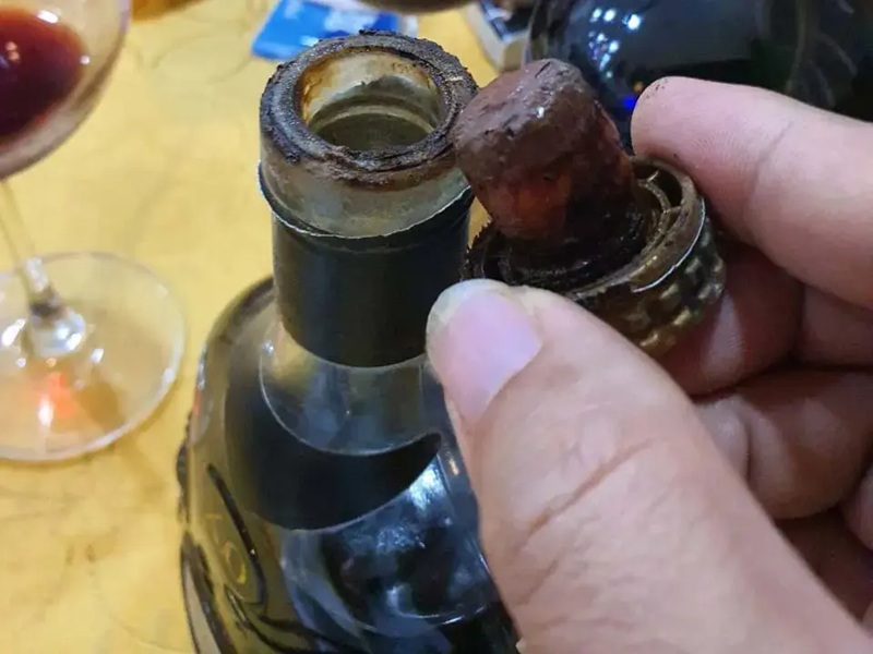 Nắp chai Whisky để lâu năm
